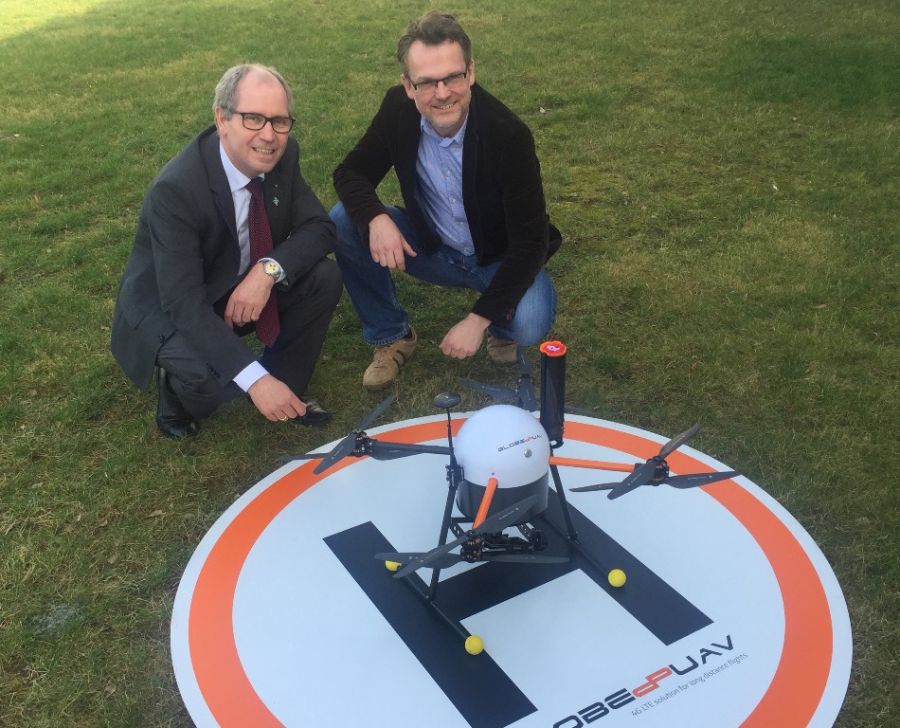 Landrat Manfred Müller (links im Bild) ließ sich von Geschäftsführer Jörg Brinkmeyer (rechts im Bild) die Funktionsweise der in Westenholz entwickelten Drohne erläutern (© Foto: Globe UAV)